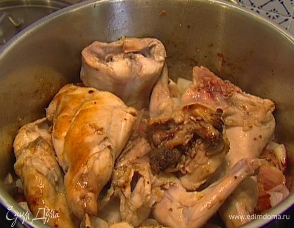 Вернуть в кастрюлю мясо, добавить лавровый лист, посолить и поперчить, влить вино и на сильном огне дать ему выпариться.