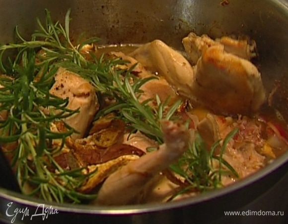 Воду, в которой были замочены грибы, процедить через сито в кастрюлю, добавить веточки розмарина, грибы и томить все на небольшом огне около часа.