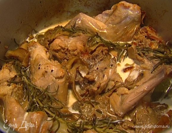 Влить сливки и все прогреть, но не кипятить. Подавать, присыпав листьями тимьяна.