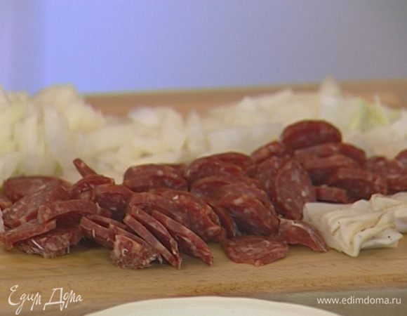 С колбасок снять пленку и порезать кружками.