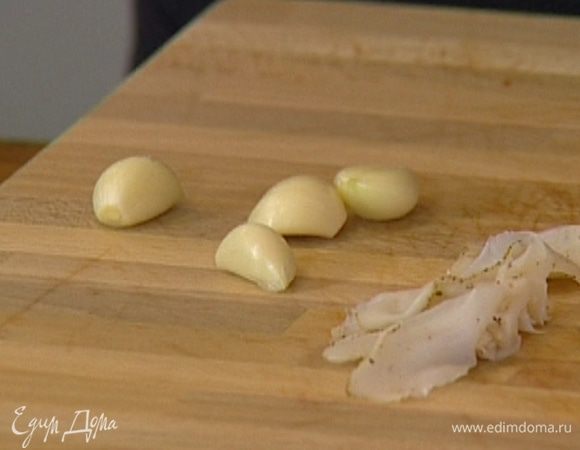Чеснок почистить и мелко порубить.