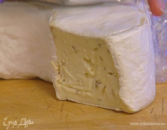 Сыр порезать кусочками.