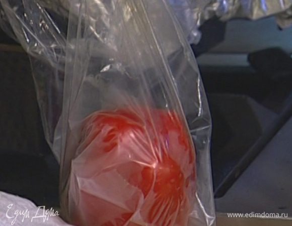 Сладкий перец запечь в духовке, затем на несколько минут отправить в небольшую кастрюлю, накрытую крышкой, или в целлофановый пакет. 