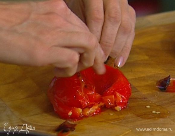Снять с перца кожицу, удалить плодоножки с семенами, мякоть порезать кусочками.