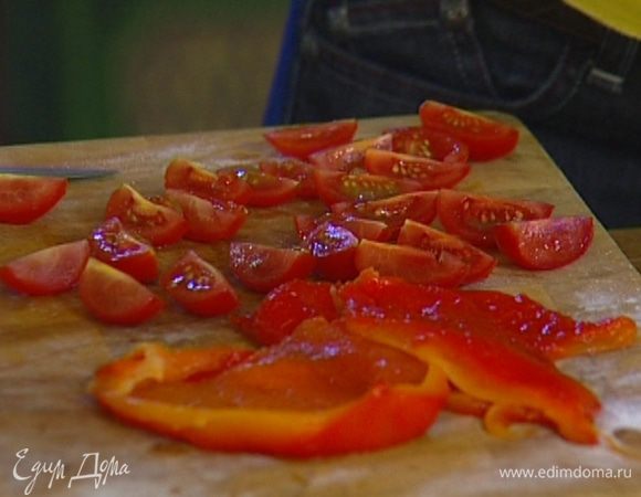 Помидоры черри нарезать четвертинками. 