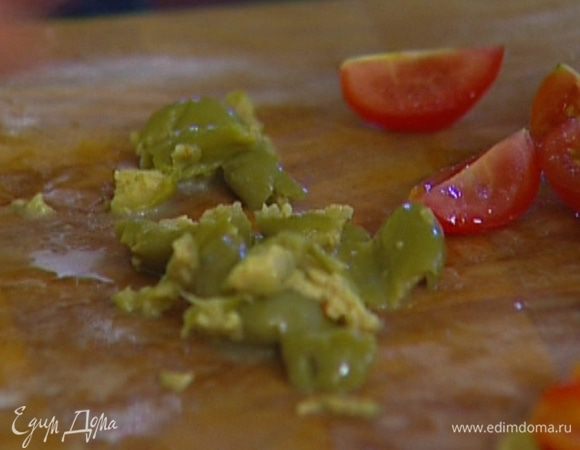 Оливки, удалив косточки, порезать на кусочки.