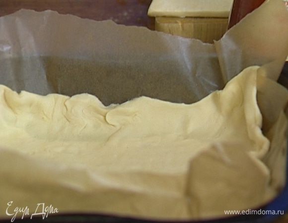 Пласт теста раскатать и уложить в форму, выстеленную бумагой для выпечки. 