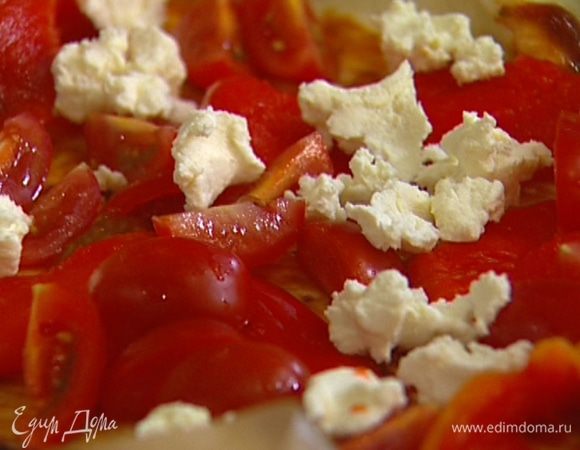 Смазать тесто томатным соусом, выложить сверху кусочки перца, помидоров и оливок, равномерно распределить творог. 