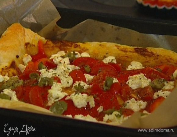 Присыпать листьями тимьяна, поперчить и посолить, сбрызнуть оливковым маслом и запекать в разогретой духовке 15–20 минут, до готовности теста.