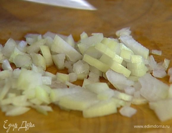 Лук и чеснок почистить и мелко порубить.