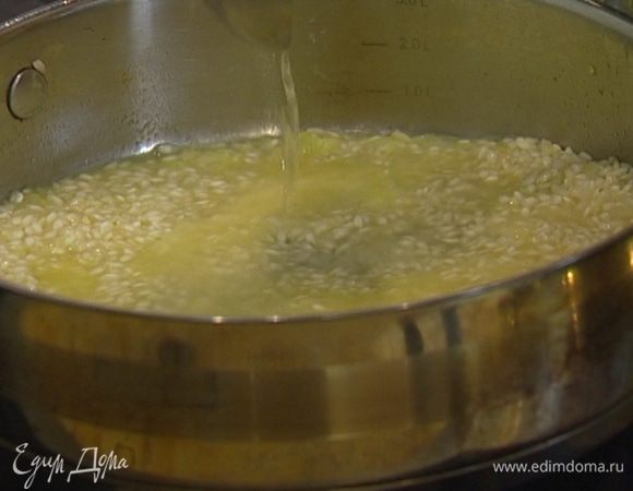 Влить вино, увеличить огонь и, помешивая, дождаться, чтобы вино выпарилось. 