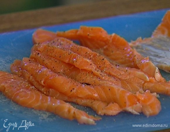 Семгу нарезать тонкими длинными полосками, посолить и поперчить, сбрызнуть соком лимона.