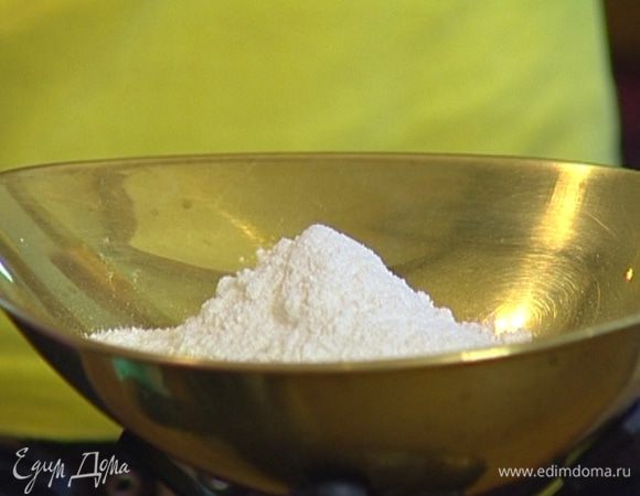 Муку смешать с разрыхлителем. 