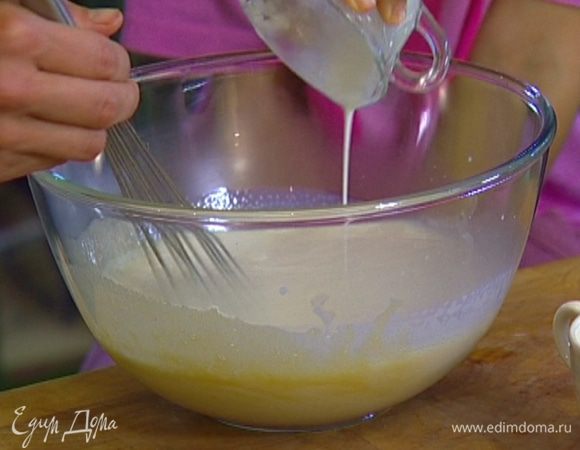 Крахмал развести в оставшемся холодном молоке. 