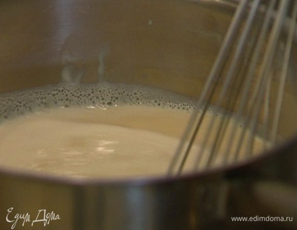 Непрерывно перемешивая, ввести в желтково-сахарную массу горячее молоко со сливками, добавить крахмал и ванильный экстракт. Поставить на огонь, и, продолжая мешать, прогревать, пока крем не загустеет. 