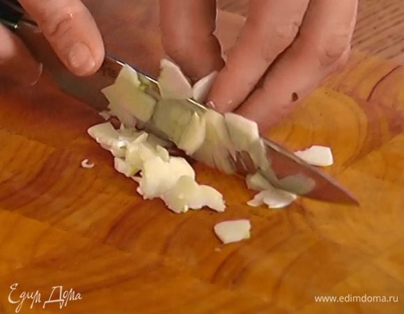 Чеснок почистить и порезать пластинками.