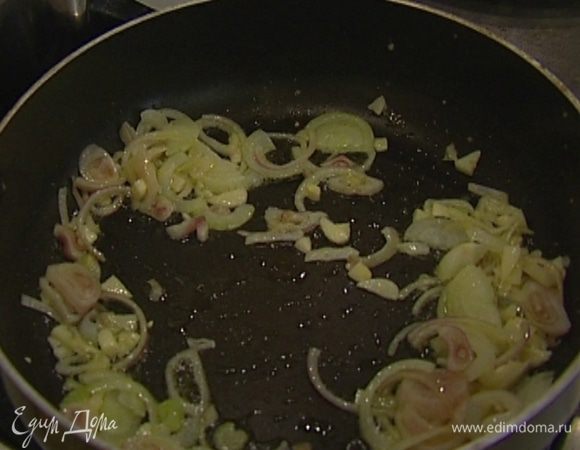 Разогреть в сковороде 2 ст. ложки оливкового масла и обжарить лук и чеснок до золотистого цвета.