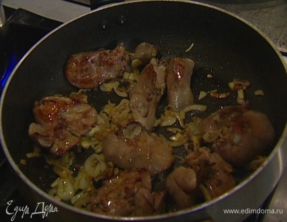 Выложить в сковороду куриную печень, посолить, поперчить и обжаривать на сильном огне по 1–2 минуты с каждой стороны. Затем огонь уменьшить и доводить печень до готовности в течение 2–3 минут, главное — не пересушить!