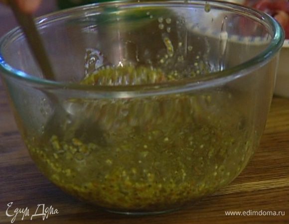 Приготовить заправку, смешав аджику, горчицу и 2–3 ст. ложки оливкового масла.