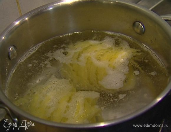 Макароны отварить в кипящей подсоленной воде.