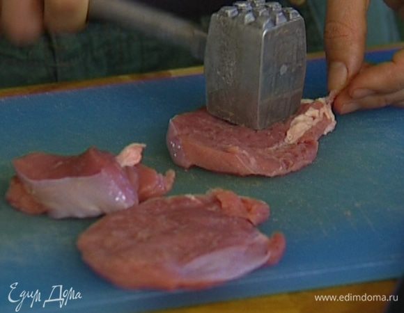 Телячью вырезку вымыть, просушить бумажным полотенцем и нарезать пластинами толщиной 1 см, затем каждый кусочек отбить.