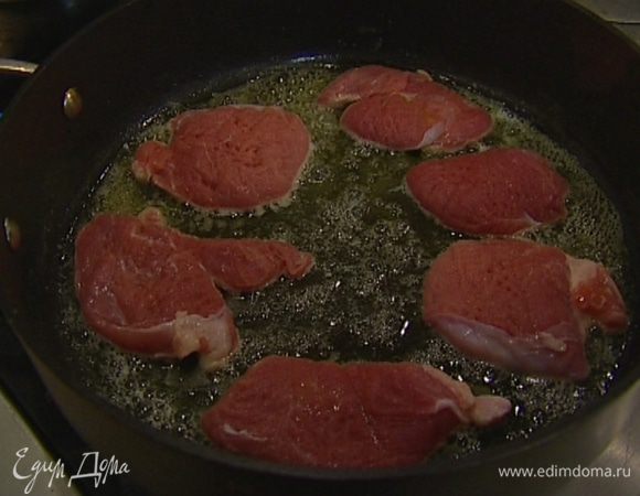 Разогреть в сковороде оливковое и сливочное масло, обжарить мясо на сильном огне до золотистой корочки с обеих сторон, затем переложить его в другую посуду.