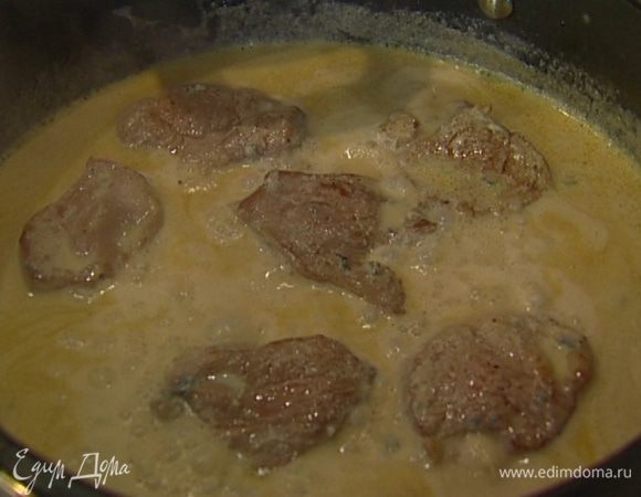 Убавить огонь, вернуть в сковороду мясо, добавить нарезанную горгонзолу, влить сливки и томить все вместе 5–7 минут.