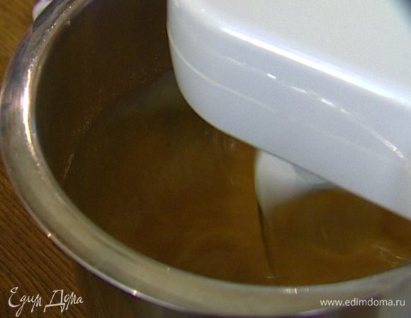 Сахар взбить с яйцами. 