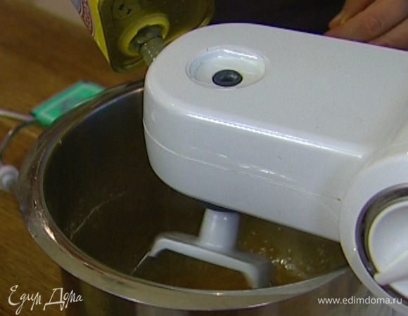 Не переставая взбивать, добавить имбирь, зерна кардамона и оливковое масло.