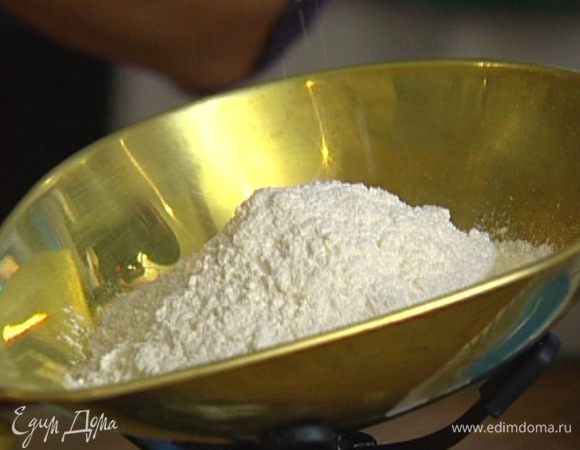 Муку смешать с разрыхлителем. 