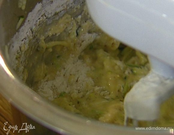 Ввести к яйцам цукини и муку, вымешивая все в комбайне на небольшой скорости.