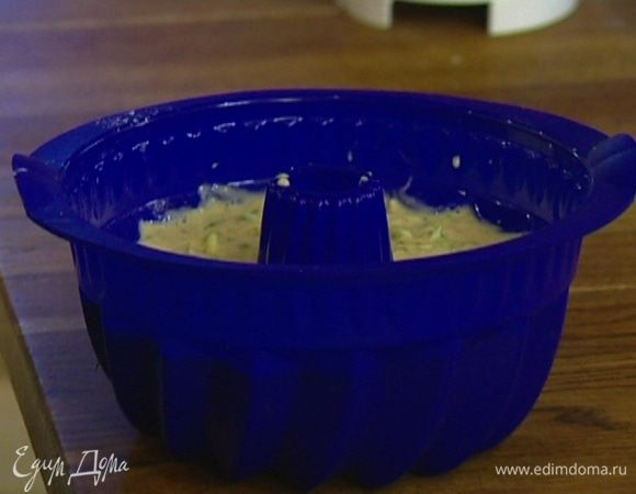 Выложить тесто в форму, смазанную сливочным маслом, и выпекать пирог в разогретой духовке 45–55 минут. При необходимости накрыть фольгой, чтобы пирог не сгорел. 