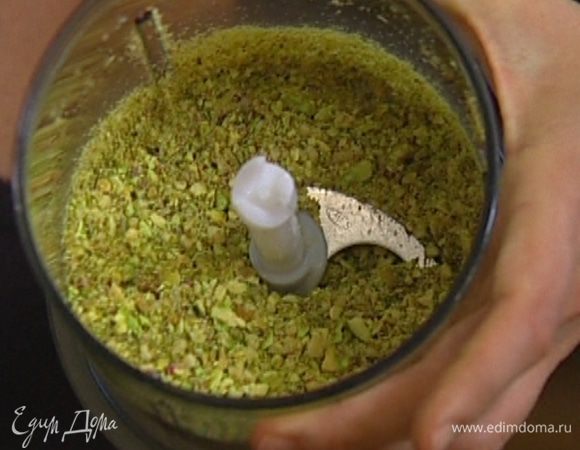 Орехи измельчить в блендере. 