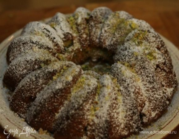 Присыпать готовый пирог орехами и сахарной пудрой.