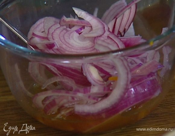 Выложить в маринад лук и оставить на несколько минут.