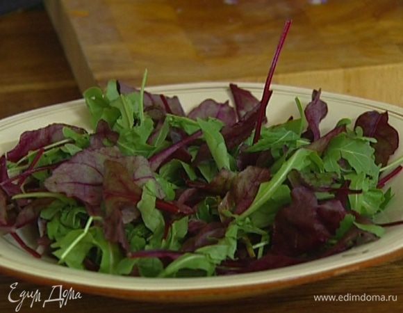 Листья салата перемешать с апельсиновой цедрой. 