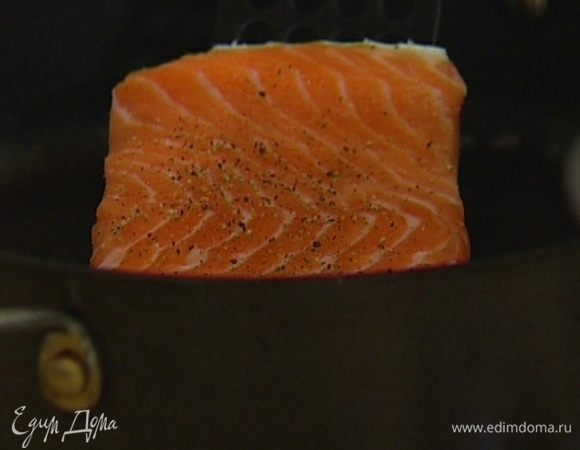 Семгу вымыть, просушить бумажным полотенцем, посолить, поперчить и уложить кожей вниз на разогретую сковороду. 