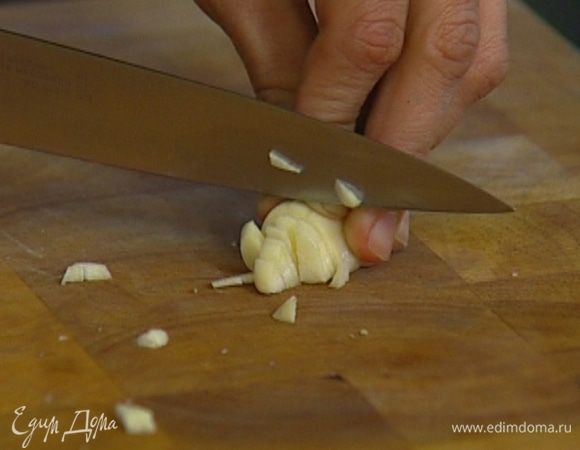 Чеснок почистить и крупно нарезать.