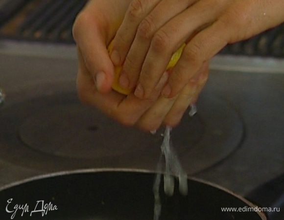 Цедру лимона натереть на мелкой терке, из половинки лимона отжать сок.