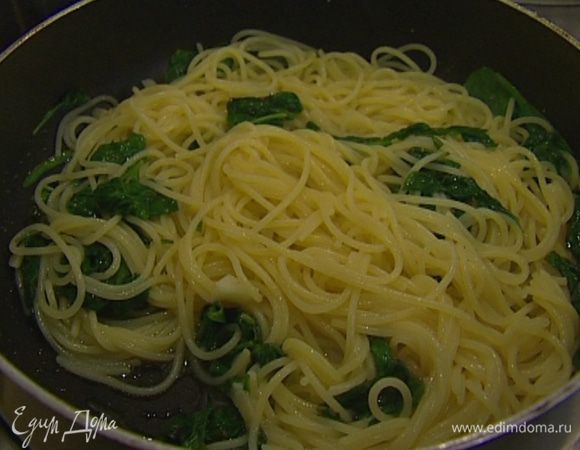 Добавить в сковороду макароны, немного воды, в которой они варились, и каперсы, сбрызнуть оливковым маслом, поперчить, перемешать и снять с огня.