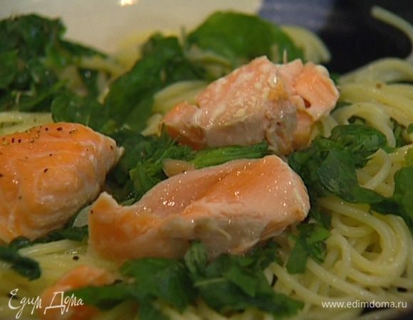 Выложить на тарелку, присыпать листьями базилика, сверху выложить кусочки рыбы.