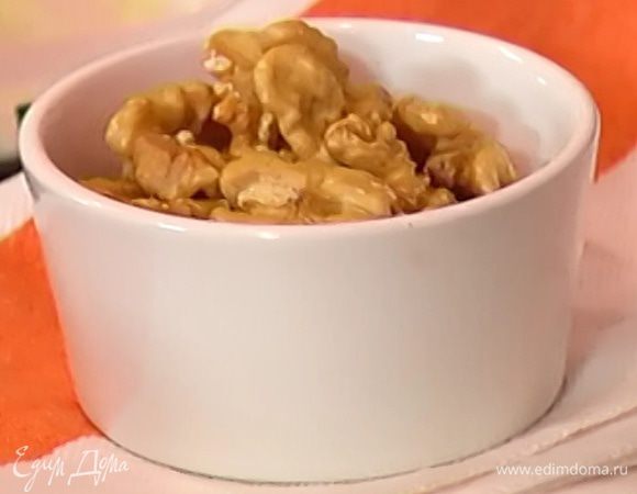 Всыпать грецкие орехи и измельчить все в блендере до однородного состояния.