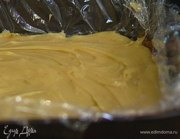 Когда крем из сгущенки остынет, выложить его на корж и равномерно распределить, а затем отправить в холодильник еще минимум на 30 минут. 