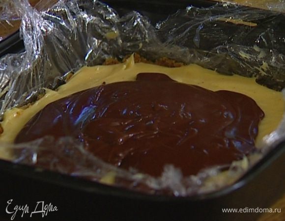 Растопить шоколад со сливками, слегка остудить и полить шоколадным кремом десерт, равномерно распределив его по поверхности. Поставить в холодильник еще минимум на полчаса.