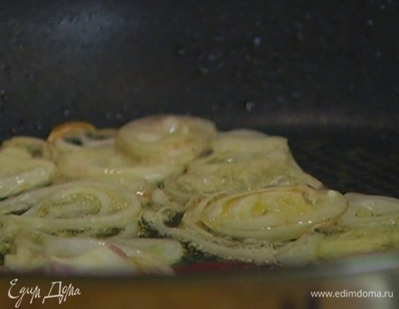 В другой сковороде разогреть 1 ст. ложку оливкового и 1 ст. ложку сливочного масла и слегка обжарить нарезанный лук и 1 зубчик чеснока.