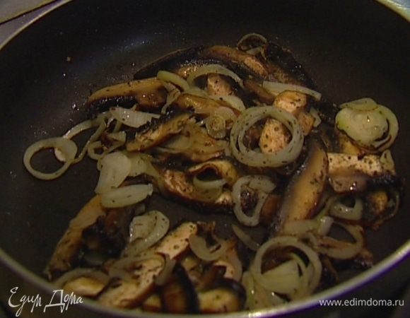 Добавить грибы, по щепотке соли, перца и прованских трав и, помешивая, жарить 2–3 минуты.