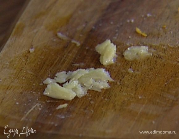 Растереть оставшийся зубчик чеснока со щепоткой соли.