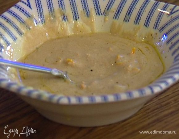 Приготовить заправку: растертый с солью чеснок соединить с йогуртом, бальзамическим уксусом и 1 ст. ложкой оливкового масла, добавить апельсиновый сок и цедру, щепотку перца, все перемешать.