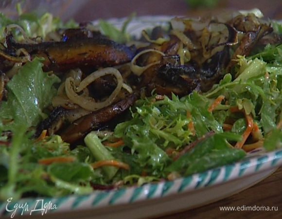 Листья салата полить половиной заправки и выложить на большое блюдо, а сверху — грибы и курицу с беконом.