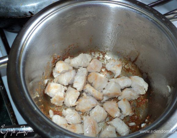 Филе промыть, обсушить, порезать небольшими кусочками. В кастрюлю ( 1.6л ) положить 1 ст. ложку растительного масла, кусочки филе и немного обжарить. Добавить горячую воду, довести до кипения, снять пену и варить 20-25мин.